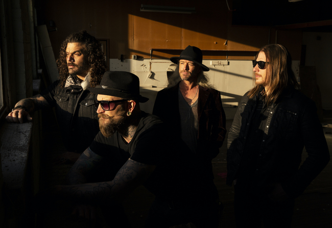 SHAMAN'S HARVEST - Vidéo "Under Your Skin"