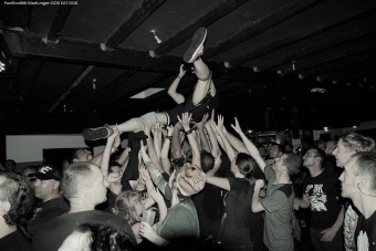 26.09.19_dogeatdog11